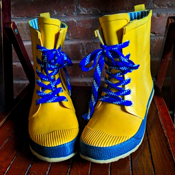 Yellow rain boots, size 8 - Picture 2 of 3